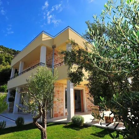 Fora Hvar חוואר